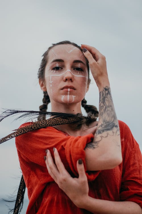 有关刺青, 垂直拍摄, 女人的免费素材图片