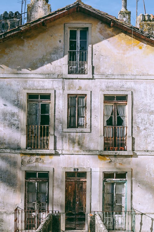 老住宅门面与风化墙 · 免费素材图片