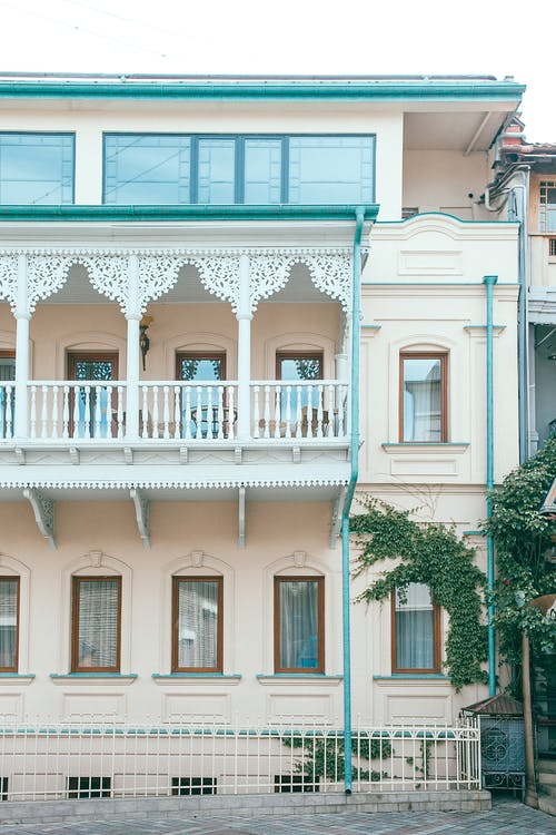 带装饰阳台的现代住宅建筑立面 · 免费素材图片