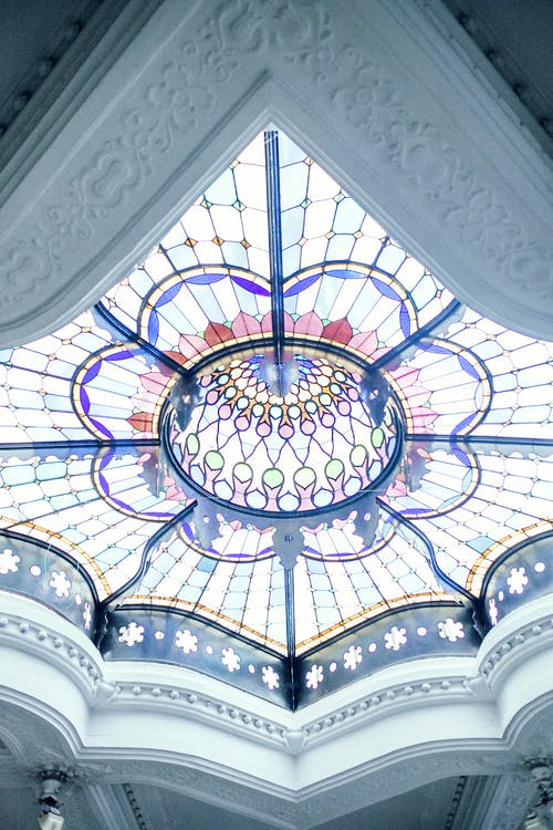 旧经典天花板与彩色玻璃 · 免费素材图片