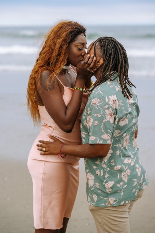 白色和红色的花裙子，站在海滩上的女人 · 免费素材图片