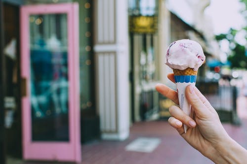 作物人在大街上显示美味的冰淇淋锥 · 免费素材图片