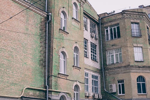 旧砖建筑立面阴云密布的天空 · 免费素材图片