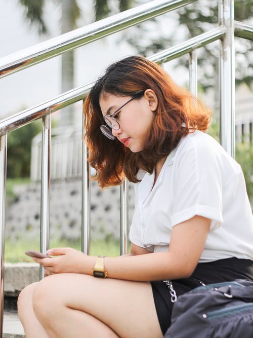 有关坐, 垂直拍摄, 女人的免费素材图片