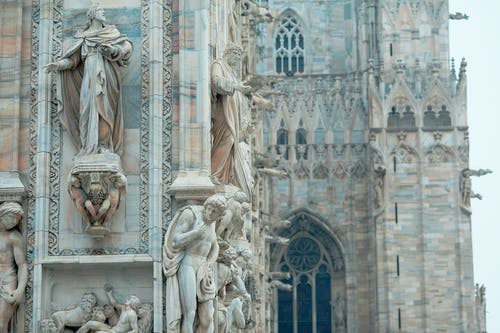 中世纪大教堂与雕塑在旧城 · 免费素材图片
