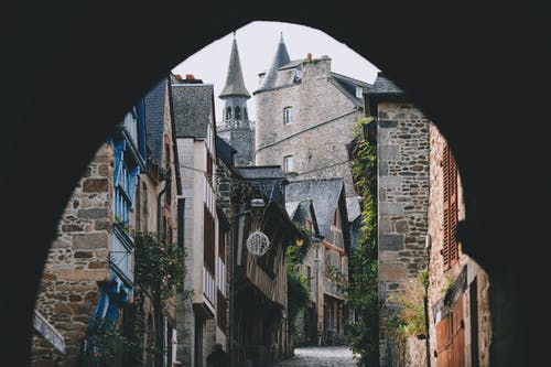 狭窄的老城区，拱形的通道和典型的石头房子 · 免费素材图片