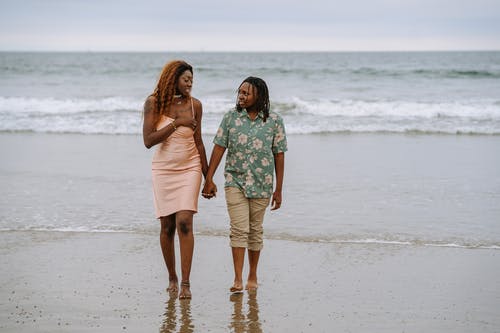 2名站在海滩上的女人 · 免费素材图片