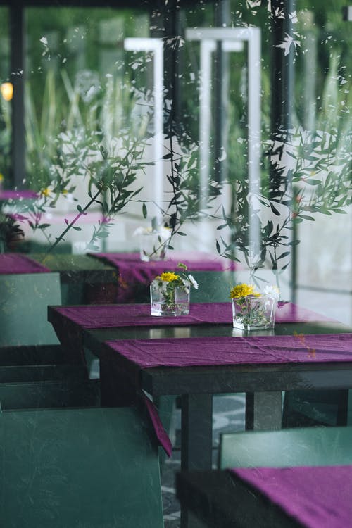 在咖啡厅用鲜花装饰的桌子 · 免费素材图片