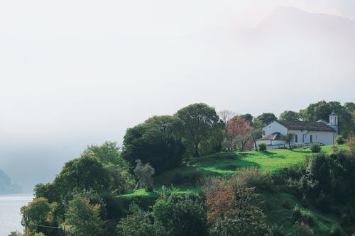 在绿色的山丘上的一所房子 · 免费素材图片