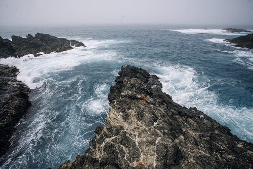 蓝色的波涛汹涌的海面的岩层 · 免费素材图片