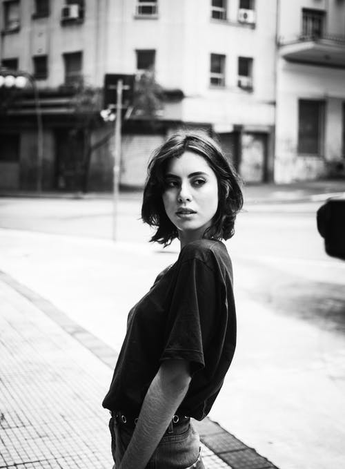 有关單色, 垂直拍摄, 女人的免费素材图片