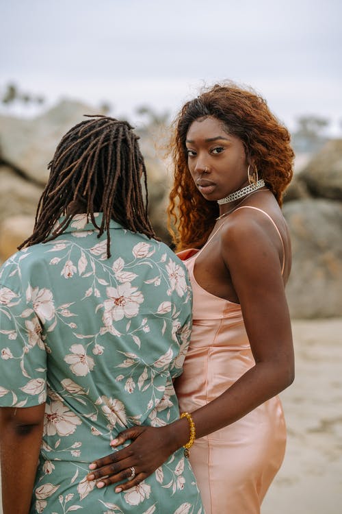 白色和绿色的花卉背心的女人 · 免费素材图片