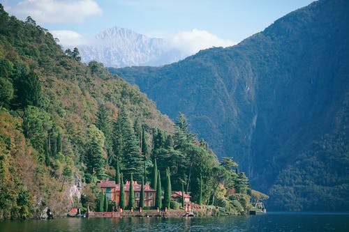 湖附近的绿色山脉的壮丽景观 · 免费素材图片