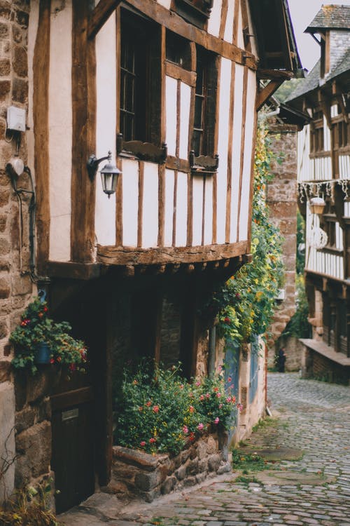 狭窄的街道，与德国风格的木制民居 · 免费素材图片