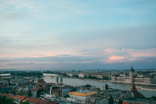 城市景观与老石头建筑立面在多云的天空下 · 免费素材图片