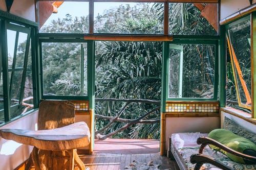 位于郁郁葱葱的热带花园中的典型别墅的内部 · 免费素材图片