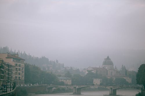 雾在河岸上的旧城 · 免费素材图片