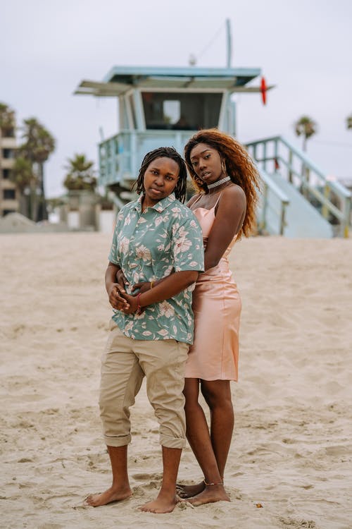 2名站在海滩上的女人 · 免费素材图片