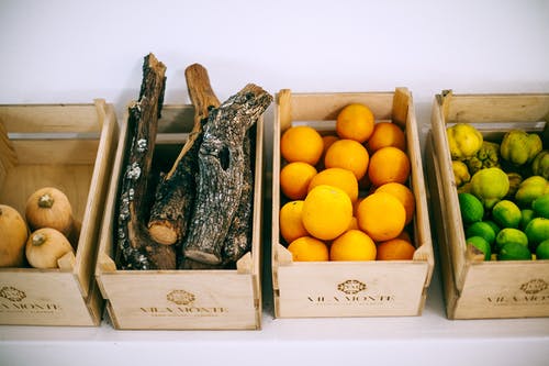 木箱配各种蔬菜和水果在市场 · 免费素材图片