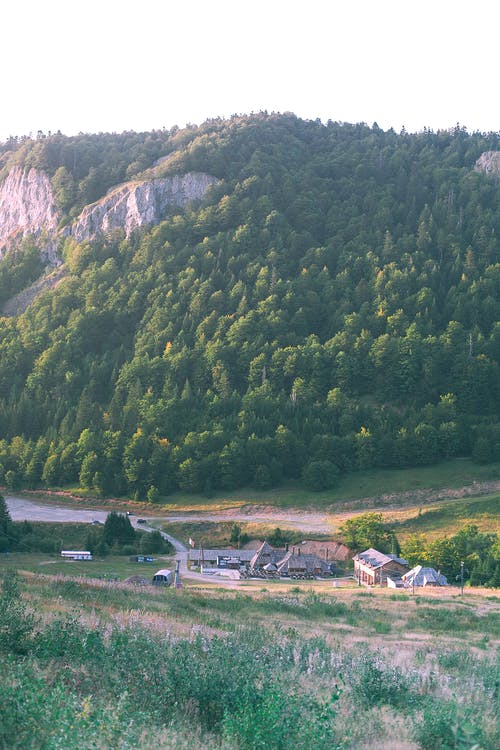 绿色山区的小村庄 · 免费素材图片