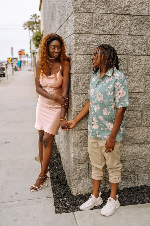 2名妇女站在灰色的混凝土墙旁边 · 免费素材图片