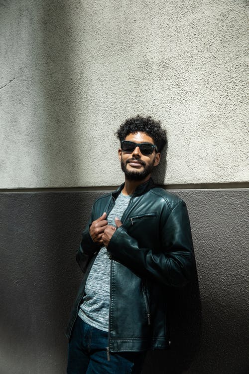 黑色皮夹克，戴着黑色太阳镜的男人 · 免费素材图片