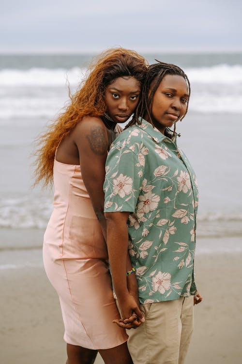 白色背心的女人拥抱绿色和白色花裙子的女人 · 免费素材图片