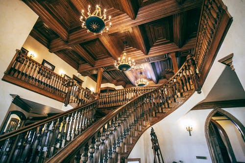 在华丽的房子大厅里的木制楼梯 · 免费素材图片