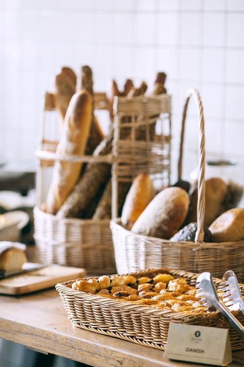 美味的烤的面包和bun头在篮子里 · 免费素材图片