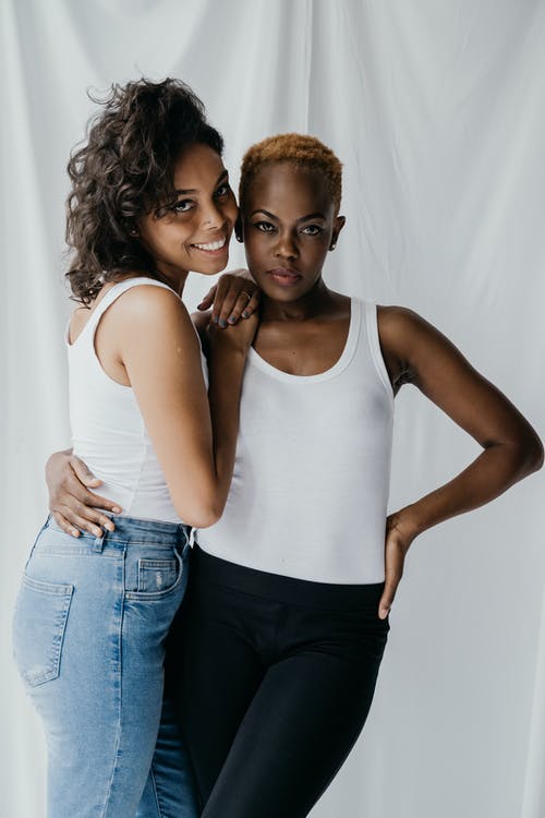 白色背心的女人旁边白色背心的女人 · 免费素材图片