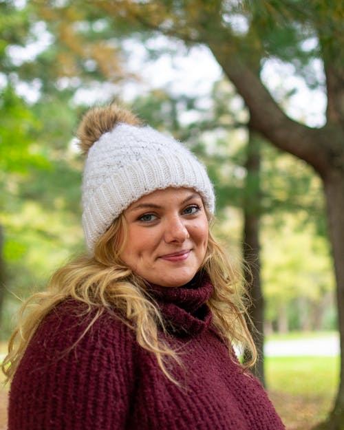 有关（顶部有小羊毛球的）羊毛帽子, 垂直拍摄, 女人的免费素材图片