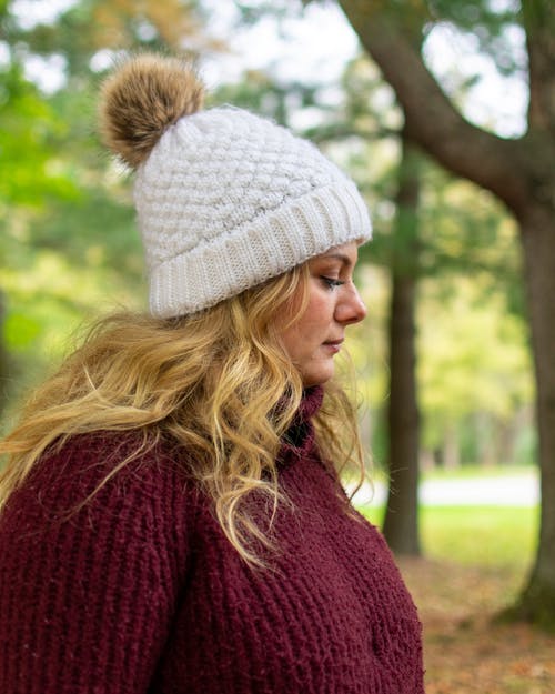 有关（顶部有小羊毛球的）羊毛帽子, 侧面图, 垂直拍摄的免费素材图片