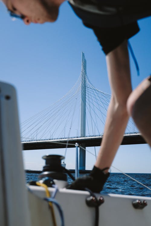 黑色短裤和黑色鞋子站在桥上的人 · 免费素材图片
