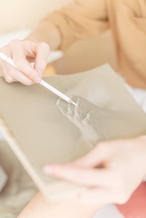 拿着白色打印机纸的人 · 免费素材图片