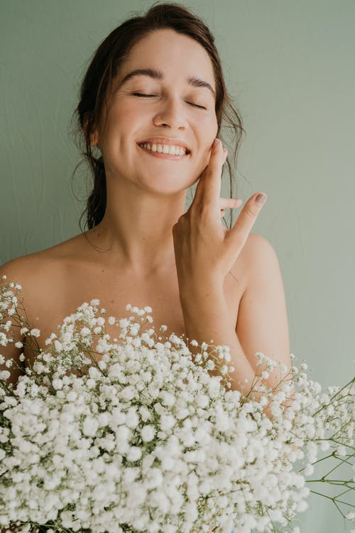 白色花裙子的微笑女人 · 免费素材图片