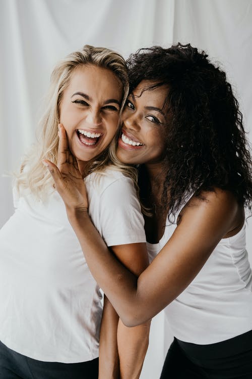 白色圆领t恤的女人拥抱白色圆领t恤的女人拥抱 · 免费素材图片