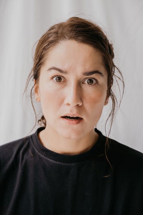 黑色圆领衬衫的女人 · 免费素材图片