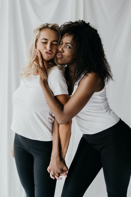 白衬衫和黑裙子的女人 · 免费素材图片