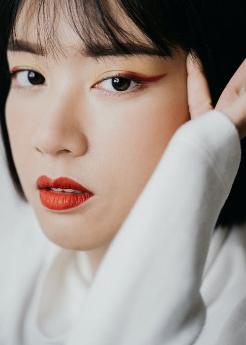 白头巾以自画像的女人 · 免费素材图片