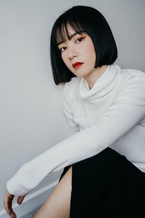 白色高领毛衣和黑色裤子的女人 · 免费素材图片