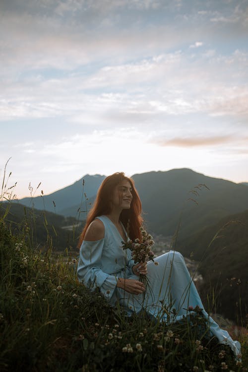 有关一束鲜花, 乾草地, 休闲的免费素材图片