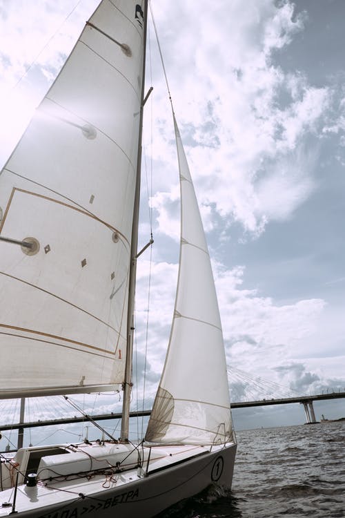 多云的天空下海上的白色帆船 · 免费素材图片
