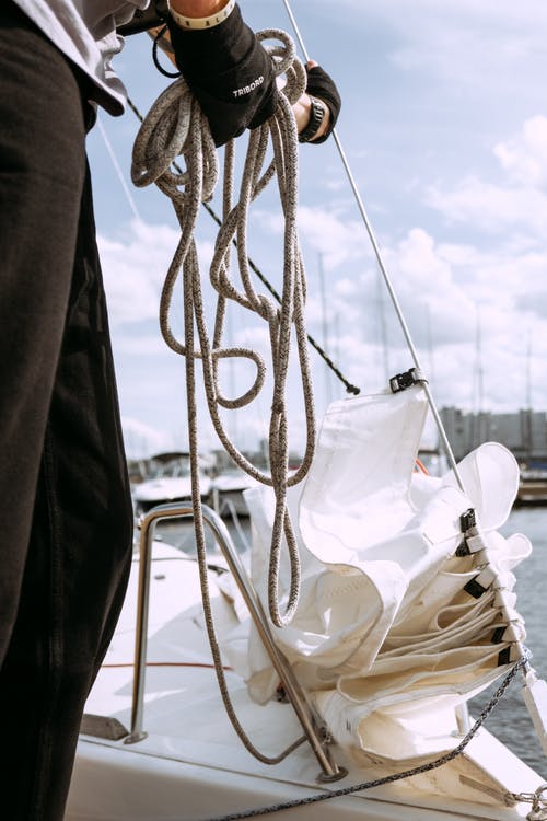 白色和棕色的小船在海上 · 免费素材图片