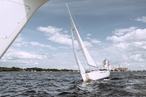 在蓝天和白云下海上的白色帆船 · 免费素材图片