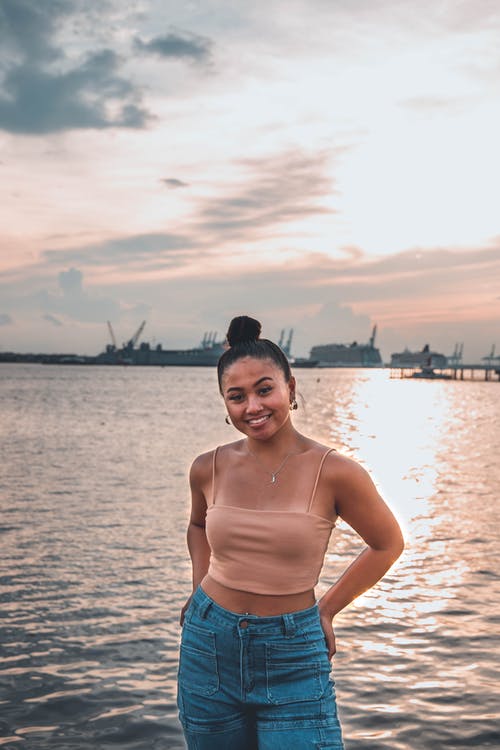 有关中空装, 休闲, 双手插在口袋里的免费素材图片