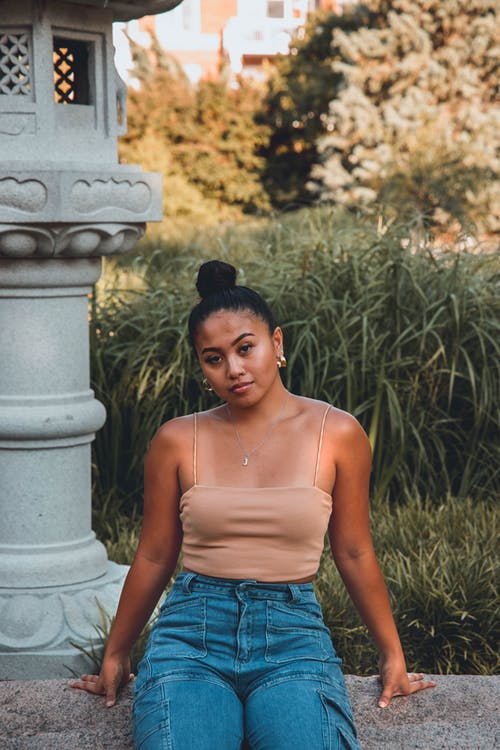 有关人, 坐, 垂直拍摄的免费素材图片