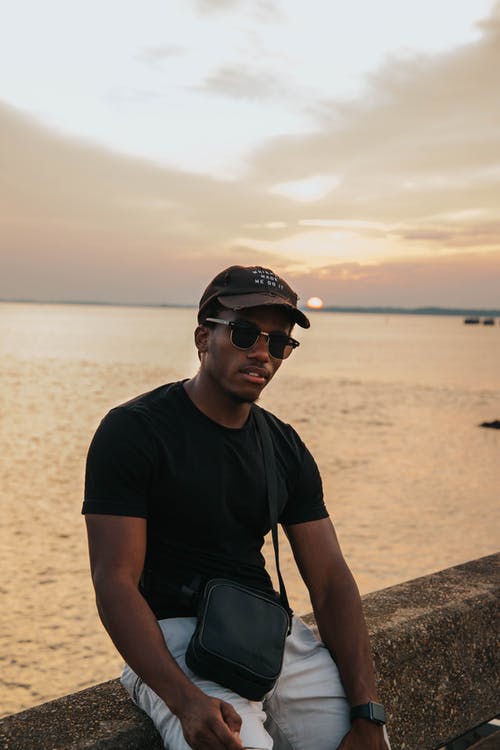 有关人, 坐, 垂直拍摄的免费素材图片