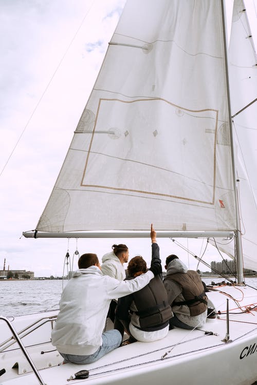 躺在白色的帆船上的白衬衫的男人 · 免费素材图片