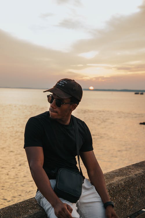 有关人, 坐, 垂直拍摄的免费素材图片