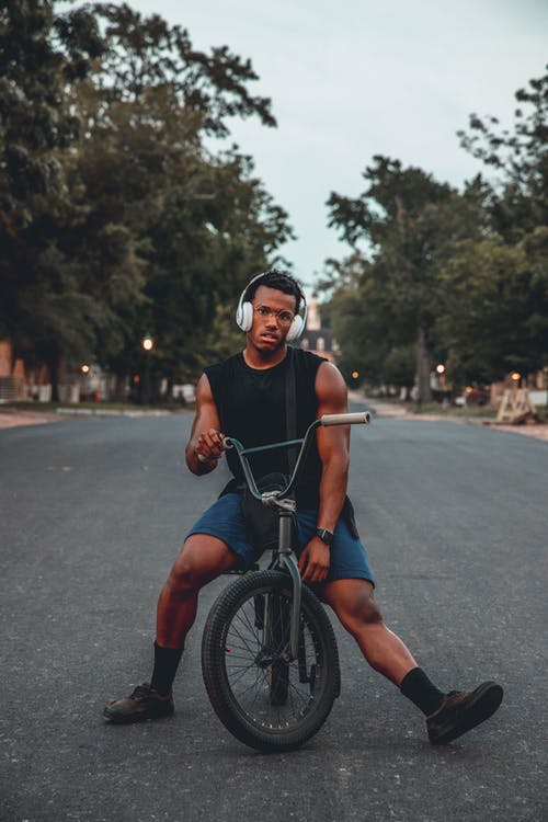 有关垂直的, 年輕, 无袖上衣的免费素材图片